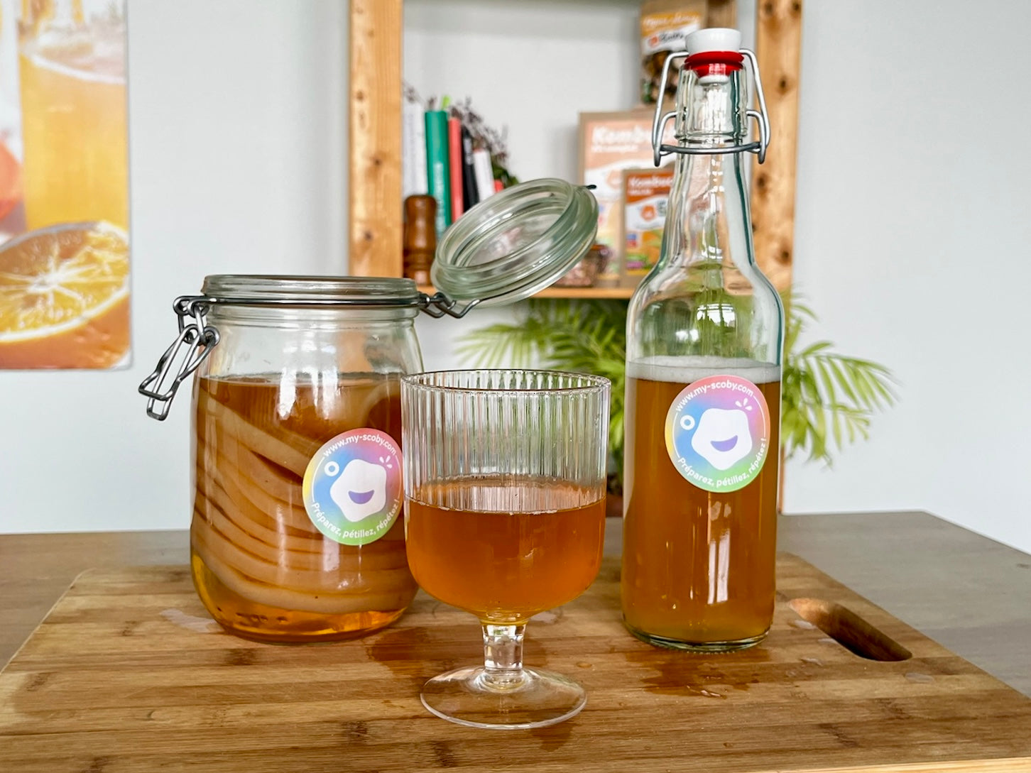 verre de kombucha maison posé sur une table en bois