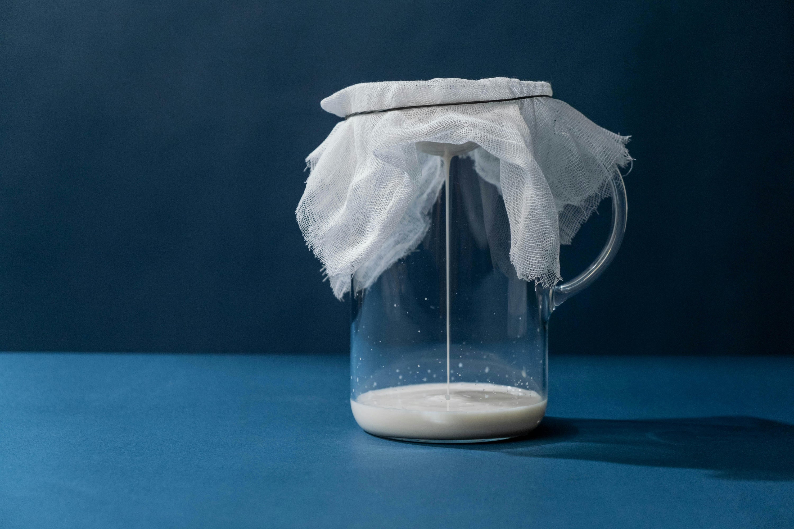 Qu’est-ce que le kéfir de lait ? (origine, fabrication, intolérance et bienfaits)